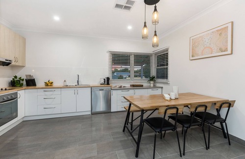 Bendigo House | Comfort Awaits at Home is Here - Rated 10/10!