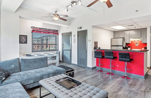 Athens Condo | Discover Comfort at Home Is Where the Arch Is