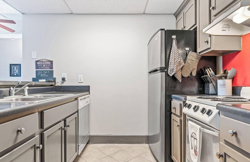 Athens Condo | Discover Comfort at Home Is Where the Arch Is