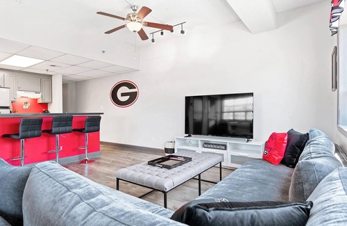 Athens Condo | Discover Comfort at Home Is Where the Arch Is
