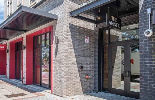 Athens Condo | Discover Comfort at Home Is Where the Arch Is