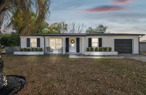 Spring Hill House | Ideal Home Near Weeki Wachee with King Bed & Pet Friendly