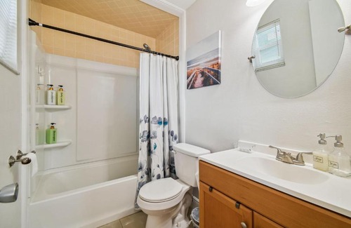 Spring Hill House | Ideal Home Near Weeki Wachee with King Bed & Pet Friendly