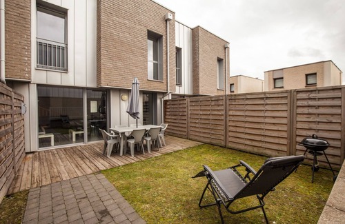 Dunkerque Centre House | Cozy Retreat Near Beach with Private Garden and Pool