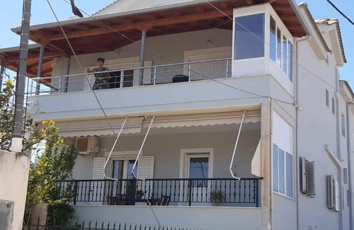Velon House | Beachside Retreat for Families Near the Ocean