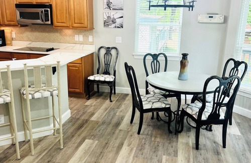 Grove House | Newly Remodeled Hotel with Pool & Lake Views for Families