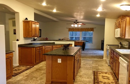 Trail House | Escape to Home on The Rogue - Gateway to Crater Lake!