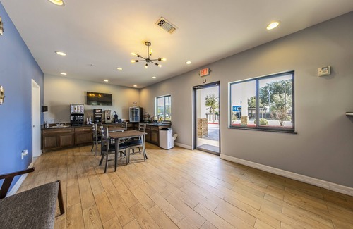 Houston Hotel | Comfortable Stay at Home Place Inn near Spring I-45 North