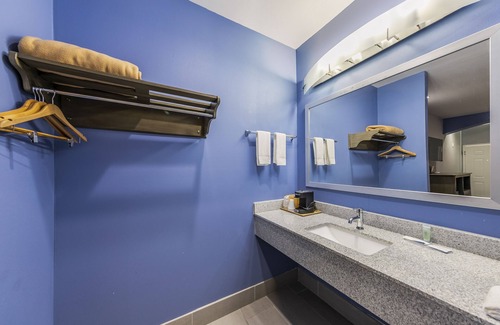Houston Hotel | Comfortable Stay at Home Place Inn near Spring I-45 North
