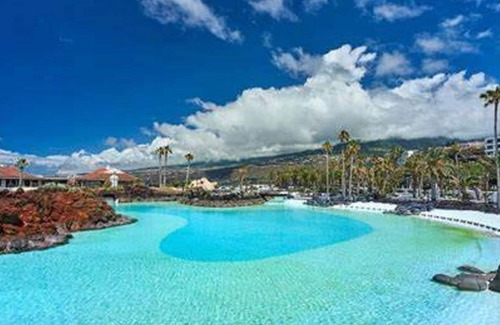 Almaraz Condo | Oceanfront Retreat: Home Radazul with Free WiFi & Views