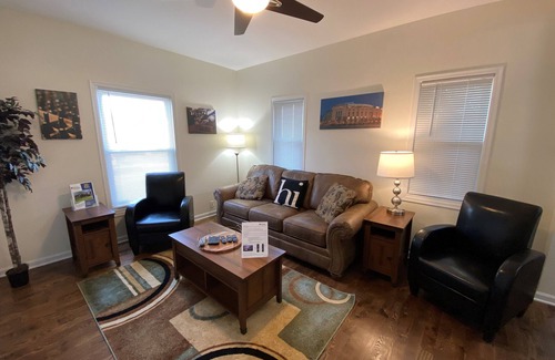 Racine House | Perfect Retreat: Pro Cleaned, Sleeps 12 with Breakfast