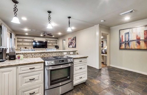 Braeburn House | Top-Rated Spa Pool Haven Near MD Anderson and NRG