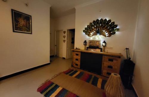 Govardhan Apartment | Home Stay with Giriraj View I On Parikrama Marg I 5 mins to ISKCON & Daan Ghati