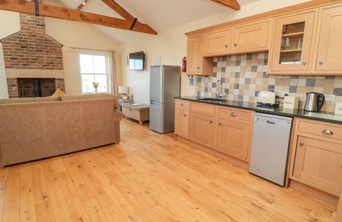 South Charlton Cottage | Relax at Home Stead Cottage - Pet Friendly with Pool