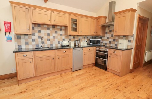 South Charlton Cottage | Relax at Home Stead Cottage - Pet Friendly with Pool
