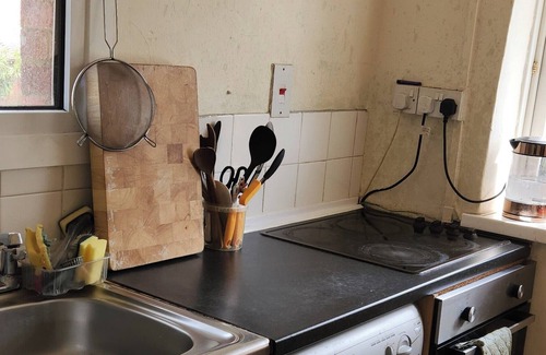 Becontree Apartment | Welcoming Home Sweet: Family-Friendly Stay Awaits!