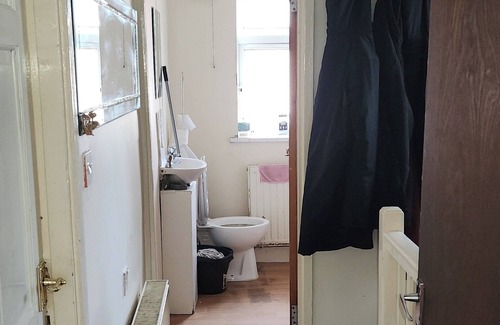 Becontree Apartment | Welcoming Home Sweet: Family-Friendly Stay Awaits!