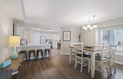 Lake Delton Apartment | Perfect Getaway for Family and Friends - Oceanfront Bliss