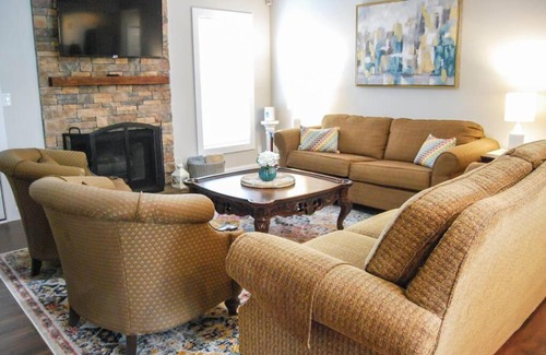 Sugar Hill House | Cozy Retreat Near Mall of Georgia & Suwanee Town!