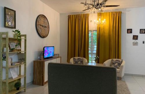 Kampung Rawa House | Cozy Home Sweet Home: Family-Friendly & Accessible Stay