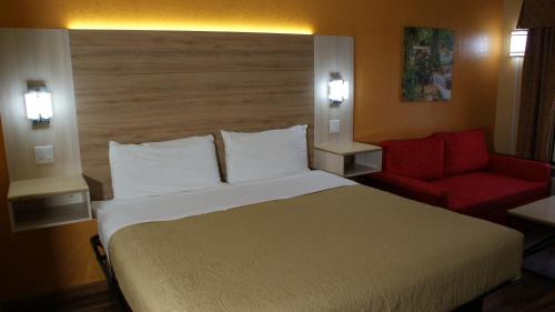 Crestview Hotel | Pet-Friendly Home Town Inn & Suites with Pool Access