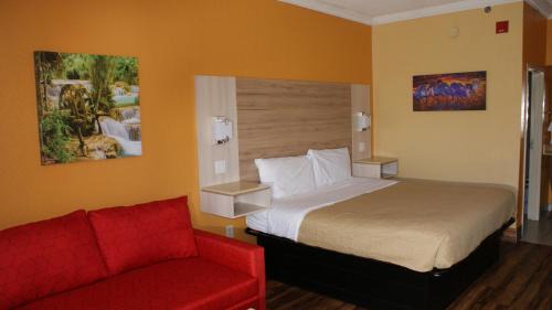 Crestview Hotel | Pet-Friendly Home Town Inn & Suites with Pool Access