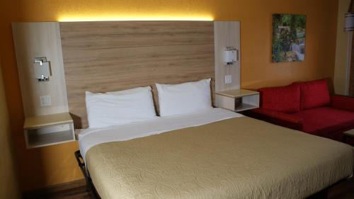 Crestview Hotel | Pet-Friendly Home Town Inn & Suites with Pool Access