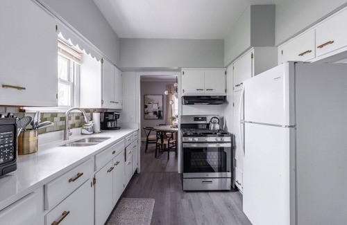 Parma House | Tranquil Modern Retreat with Hot Tub and Spa Amenities