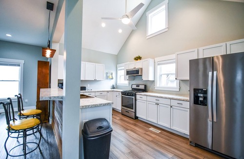 Vandalia House | Convenient King Suite Near DAY Airport with Great Amenities