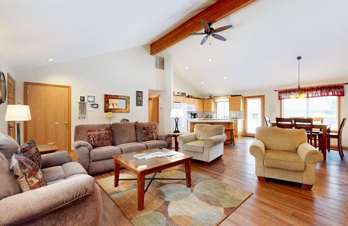 Overlook Park House | Relaxing Retreat with Pool, Hot Tub & SHARC Passes