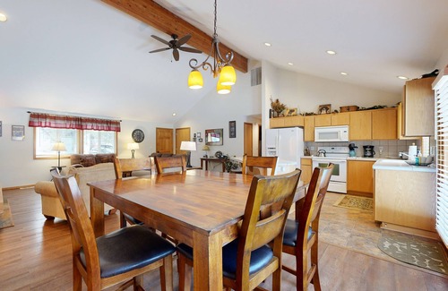 Overlook Park House | Relaxing Retreat with Pool, Hot Tub & SHARC Passes
