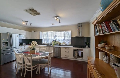 Magil House | Ideal Getaway: Magill with Ocean Views & CBD Access