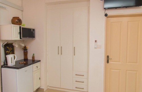 Gaborone House | Relaxing Private Ensuite Rooms with Pool, Near Airport