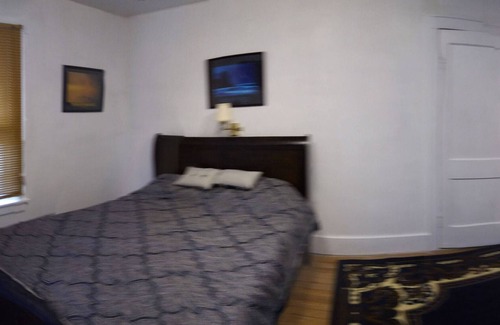 South Bend House | Cozy Haven with Porch Swing Near Notre Dame - 8.6/10 Rating