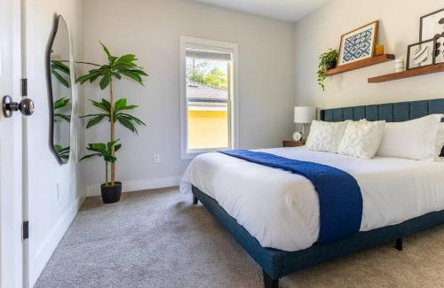 Downtown House | Comfortable Retreat with Private Backyard Near Downtown Raleigh