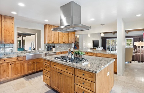 Vista Las Palmas House | Fall Retreat: Private Tennis Court & Breathtaking Mountains