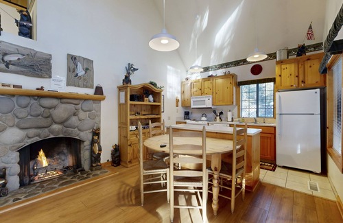 Sunriver Cabin | Relaxing Retreat with Private Hot Tub & SHARC Access