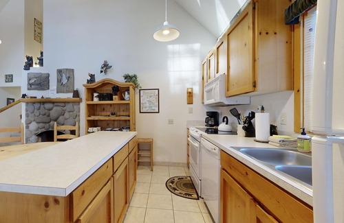 Sunriver Cabin | Relaxing Retreat with Private Hot Tub & SHARC Access