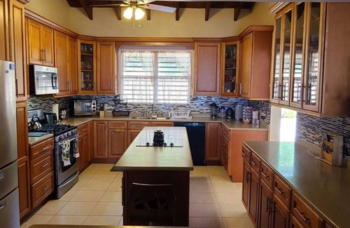Estate Contant House | Inviting Home with Ocean Views & Flexible Check-In/Out