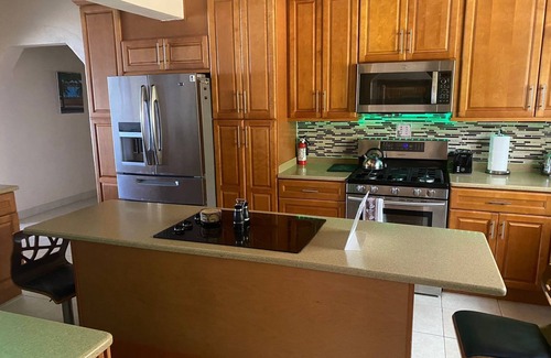 Estate Contant House | Inviting Home with Ocean Views & Flexible Check-In/Out