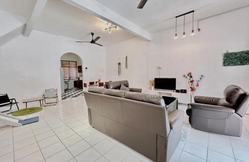 Central Seberang Perai House | Exceptional Stay Near Aeon Alma with Netflix Amenities