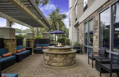 Saint Simons Island Hotel | Comfortable Home2 Suites with Pool & Pet-Friendly Amenities