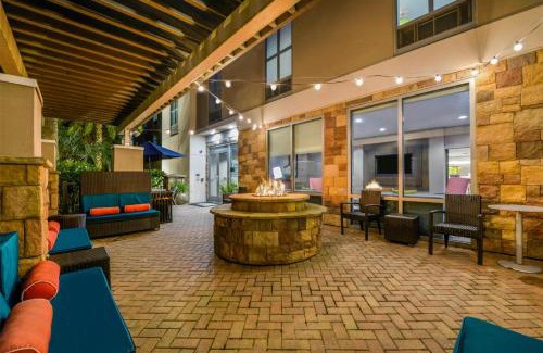 Saint Simons Island Hotel | Comfortable Home2 Suites with Pool & Pet-Friendly Amenities