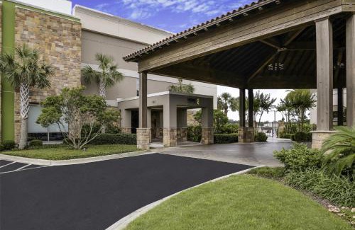 Saint Simons Island Hotel | Comfortable Home2 Suites with Pool & Pet-Friendly Amenities