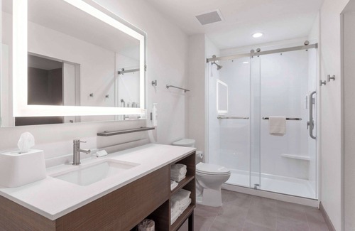 Lake Jackson Hotel | Explore Home2 Suites By Hilton Lake Jackson with Pool & Breakfast