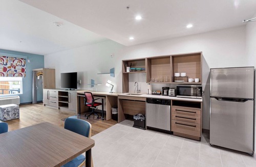 Lake Jackson Hotel | Explore Home2 Suites By Hilton Lake Jackson with Pool & Breakfast