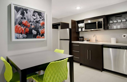 East Paris Hotel | Eco-Friendly Home2 Suites Near Grand Rapids Airport
