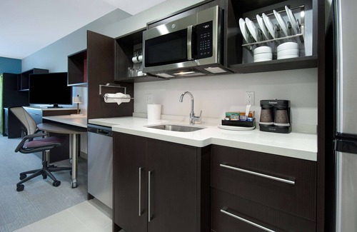 East Paris Hotel | Eco-Friendly Home2 Suites Near Grand Rapids Airport