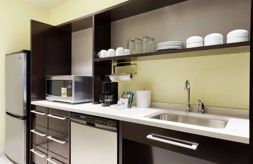 Independence Hotel | Comfortable Home2 Suites in Cleveland with Pool & Breakfast