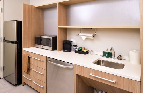Merrillville Hotel | Inviting Home2 Suites by Hilton Merrillville with Pool & Kitchen